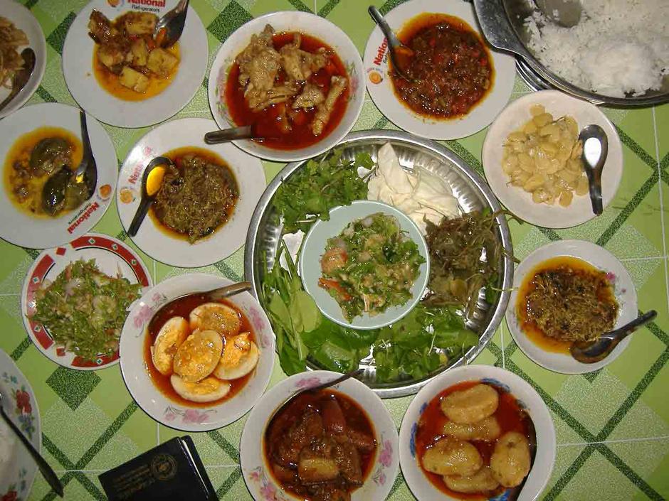 อาหารเที่ยงแบบพม่าที่พุกาม อาหารเที่ยงแบบพม่าที่พุกาม