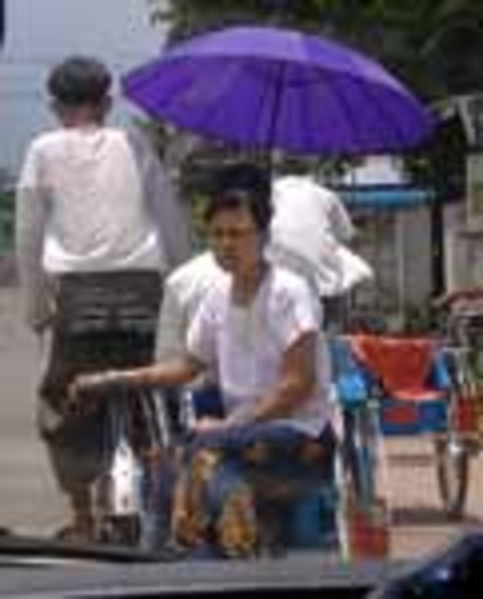สาวกางร่ม เมืองพะโค พม่า