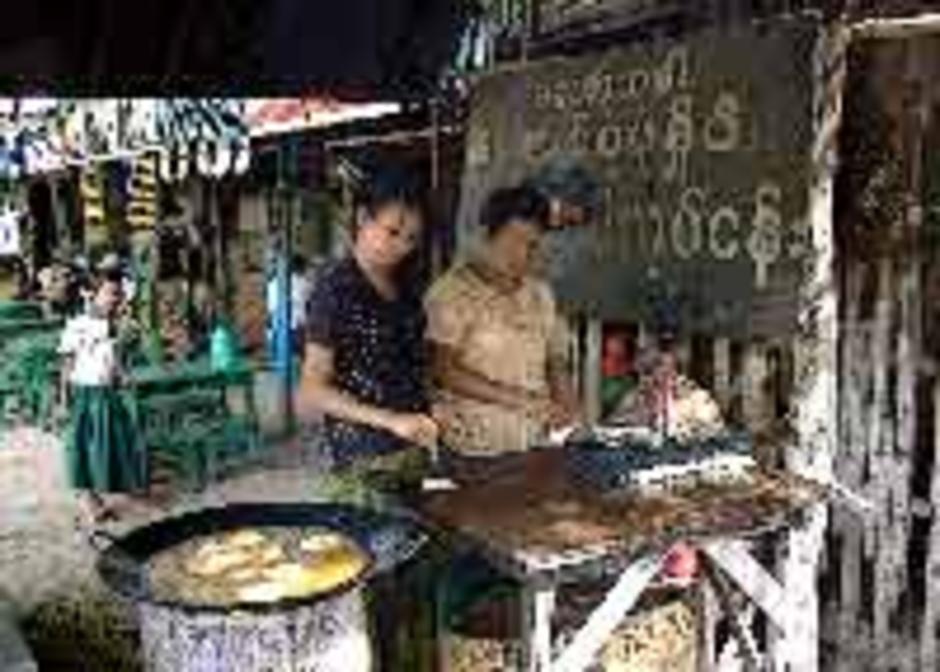 แม่ค้าทอดขนม ชานเมืองมัณฑเลย์ พม่า 2548