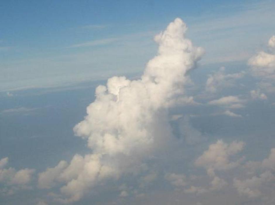 ภาพก้อนเมฆอยู่ด้านล่างของสายตา