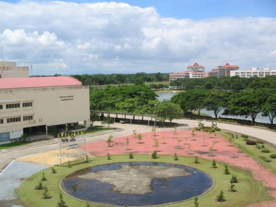 ลานกว้างบริเวณกลุ่มอาคารคณะวิทยาศาสตร์