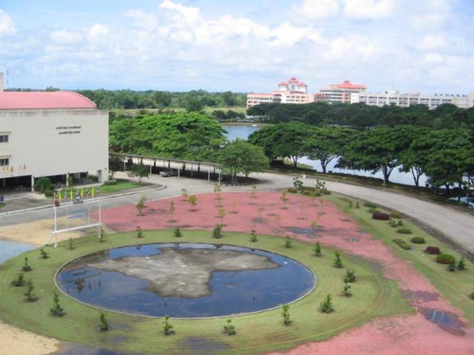 ลานกว้างในกลุ่มอาคารคณะวิทยาศาสตร์
