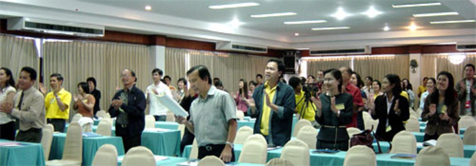 ผู้เข้าร่วมประชุมร่วมกันร้องเพลงดอกพยอม  ที่ทำให้ผู้ร่วมประชุมมีความสุขกันอย่างทั่วหน้า