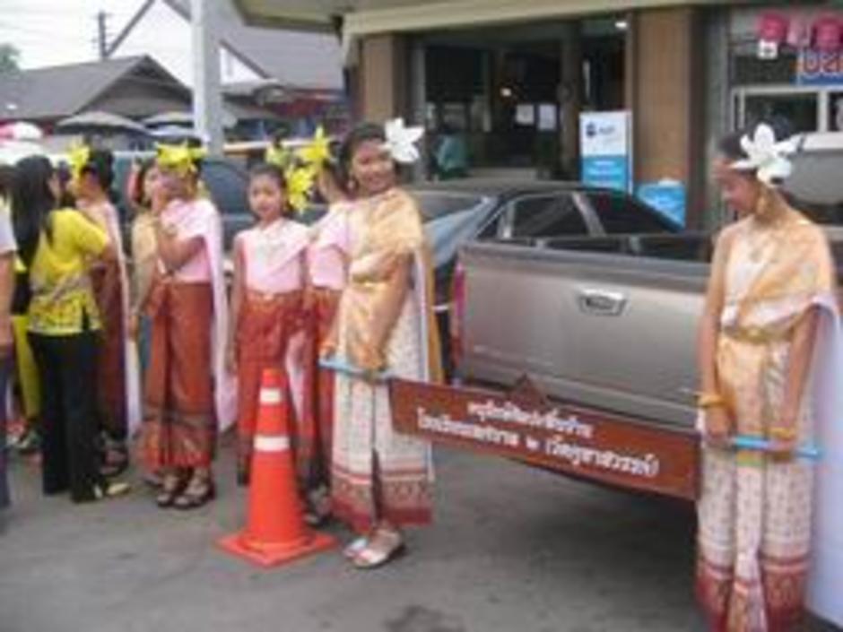 น้องที่ถือป้ายรอจนเมื่อย น้องที่ถือป้ายรอจนเมื่อย