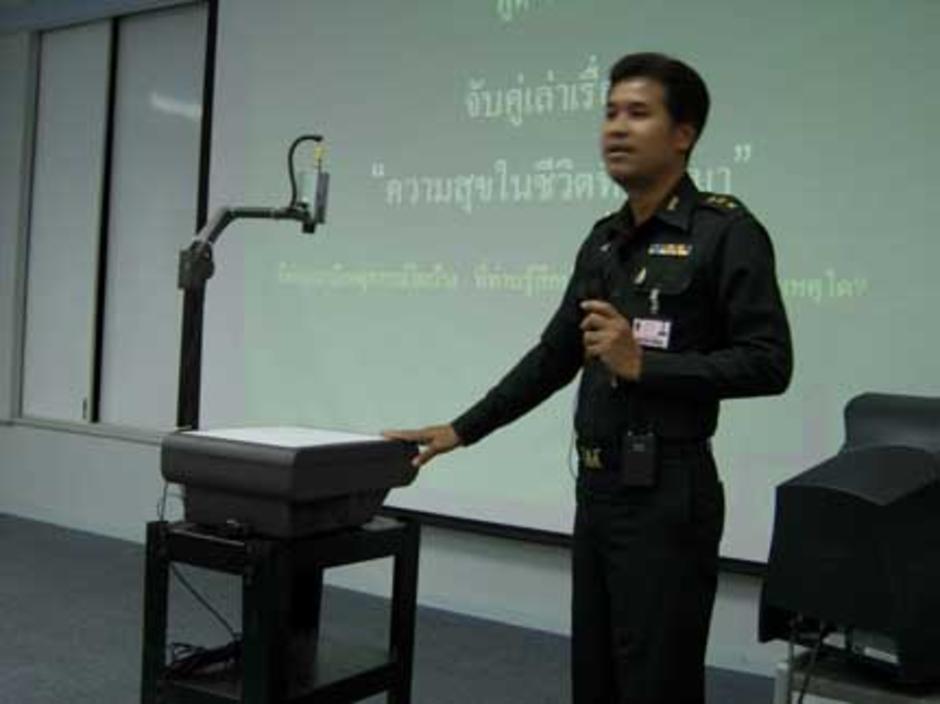ร.อ.นิพนธ์ บุณยรัตพันธุ์กำลังเล่าเรื่อง ร.อ.นิพนธ์ บุณยรัตพันธุ์กำลังเล่าเรื่อง