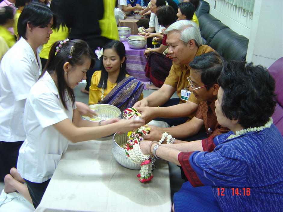 รดน้ำขอพรผู้ใหญ่ ในภาควิชารังสีวิทยา