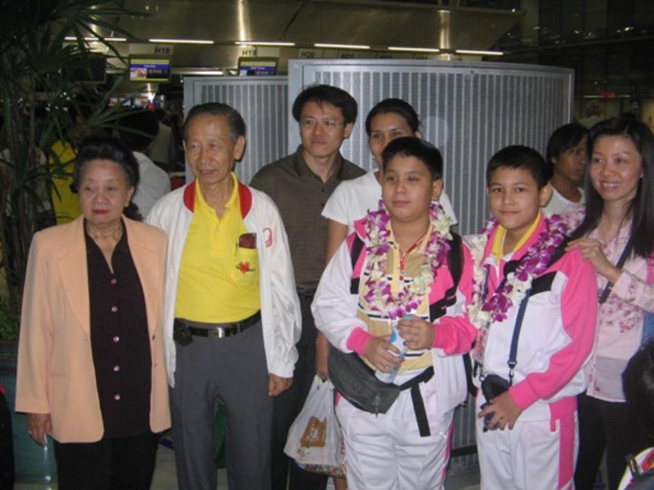 ภาพของผมกับแบงค์และครอบครัวของแบงค์ มีแม่ มีน้า อากง อาม่า ถ่ายที่สนามบินสุวรรณภูมิ 