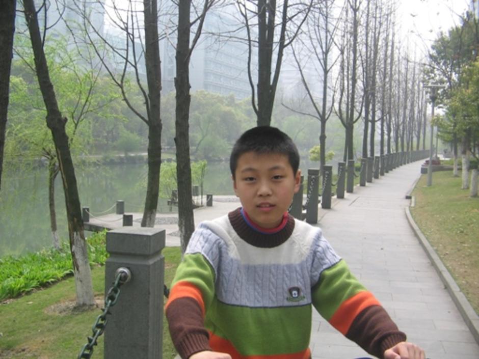 ภาพของเพื่อนผมหรือบัดดี้ที่เมืองจีนครับ เป็นบ้านสกุล "ฟ่าง" ครับ บัดดี้ผมชื่อ "ฟ่างฮ่าวเจ๋อ" อยู่ชั้นป.๔ เตี้ยกว่าผมเล็กน้อย
