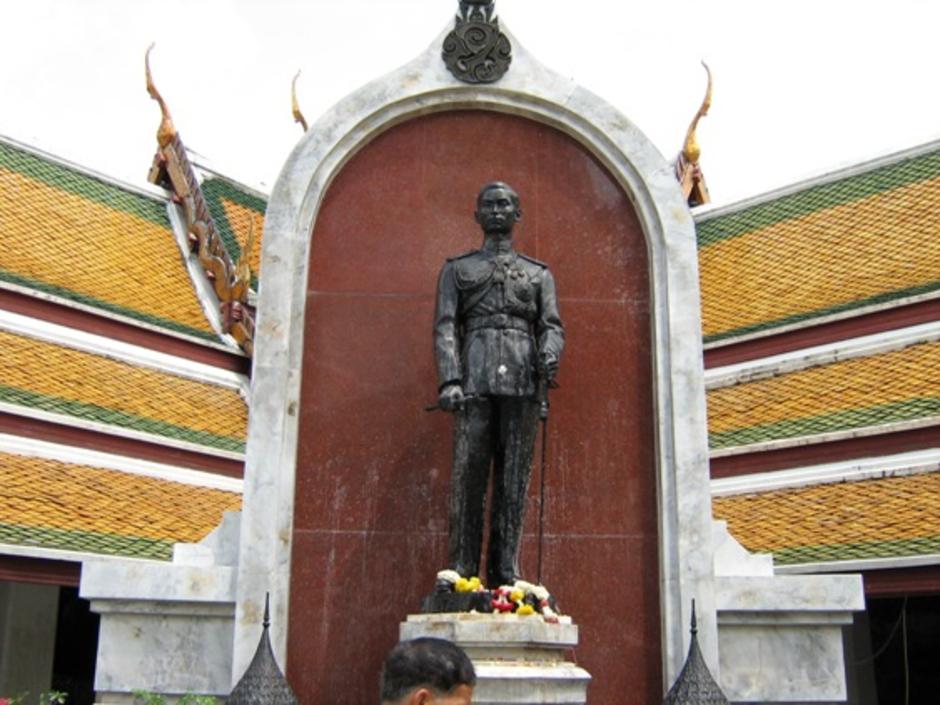 พระบรมราชานุสรณ์ "รัชกาลที่ ๘"