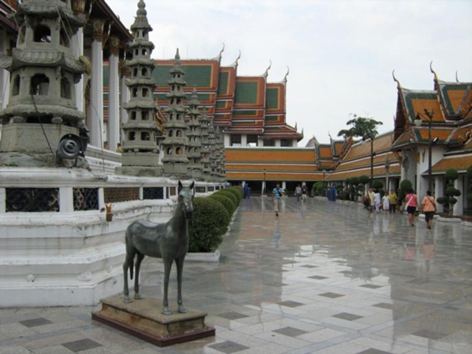 ต่อไปเป็นภาพลานข้างวิหารหลวงครับ แสดงให้เห็นว่าม้าตั้งอยู่ตรงไหน