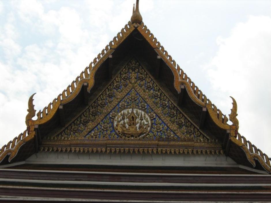 เห็นศิลปกรรมที่เป็นตราสัญลักษณ์ ที่จั่ว เลยถ่ายมาฝาก