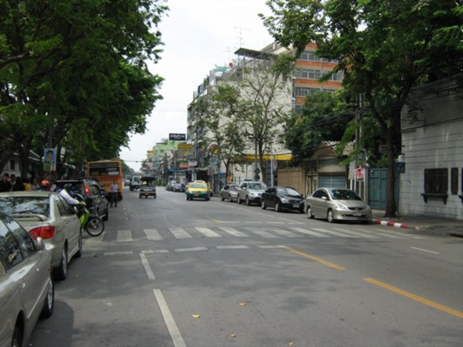 ถนนข้างวัดสุทัศน์ จำชื่อไม่ได้เสียแล้ว