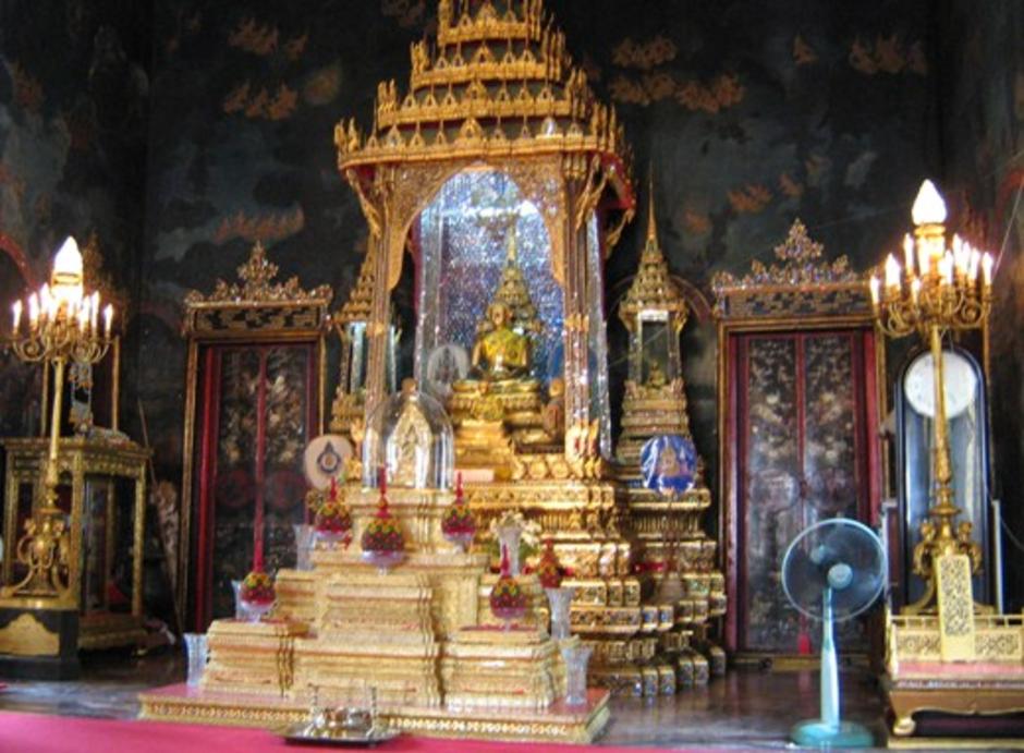 พระประธานในพระวิหารหลวง "พระพุทธสิหิงค์" จำลอง