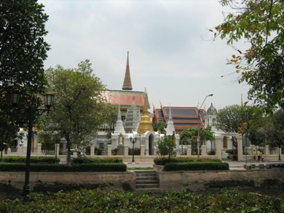วัดราชบพิธ มองจากฝั่งตรงข้ามคลองหลอด