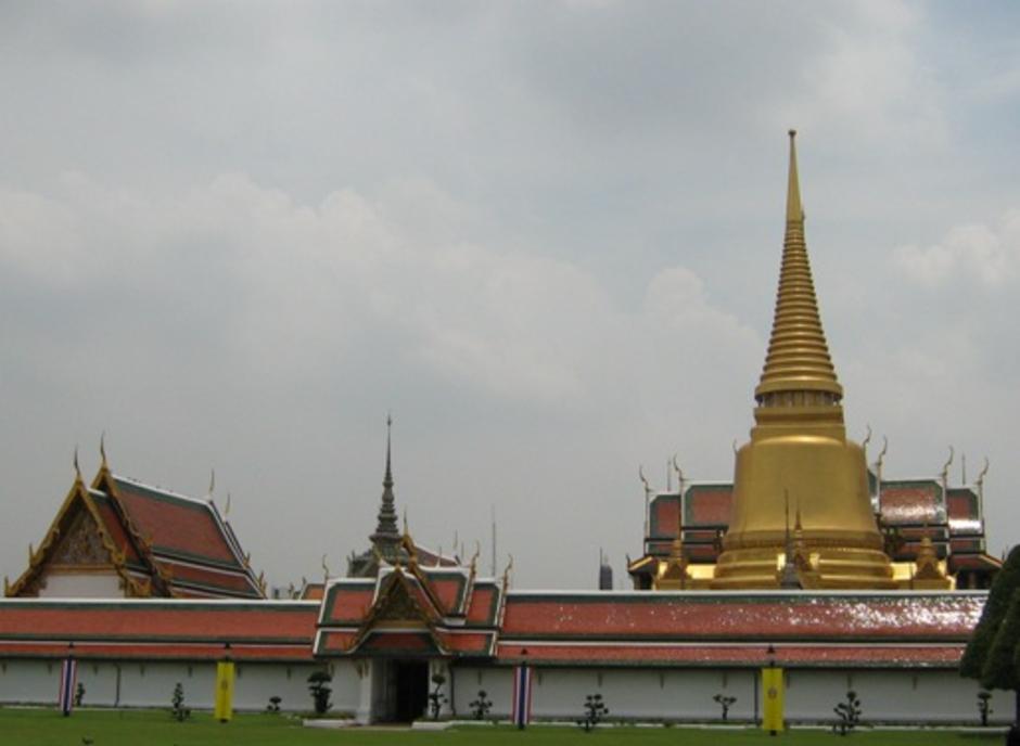 ด้านนอกของวัดพระแก้วครับ