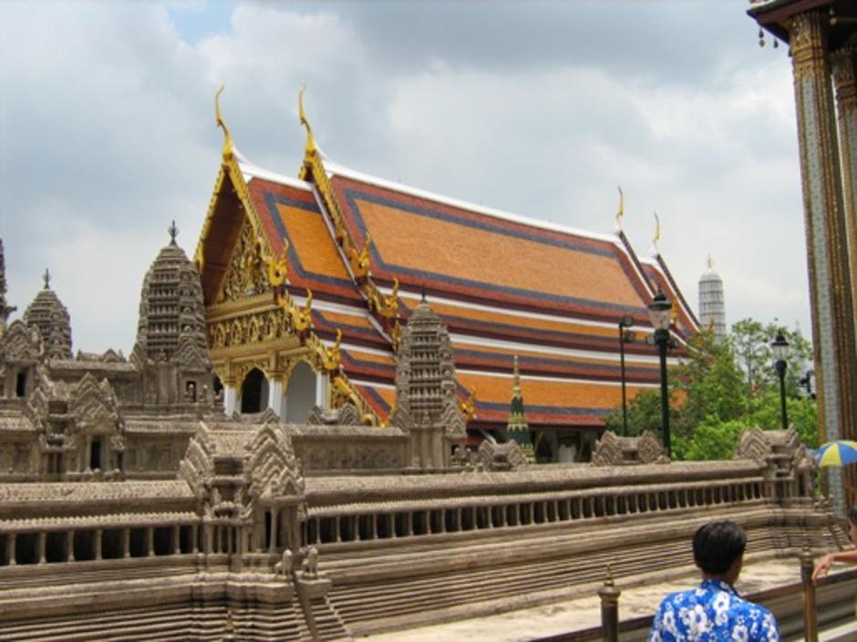 นครวัดจำลองและฉากหลังที่สวยงาม