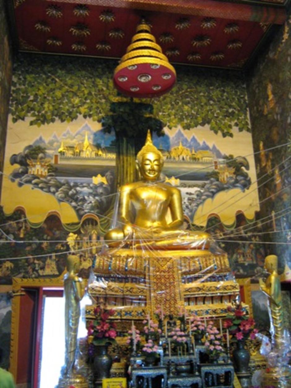 พระประธานในอุโบสถวัดไร่ขิง