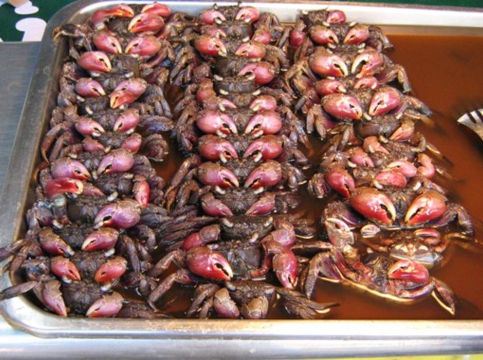 ปูดองจัดระเบียบก้าม ที่ตลาดดอนหวาย