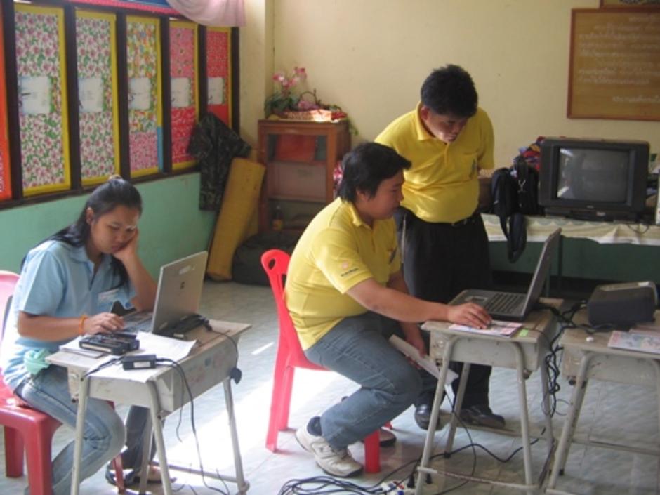 ที่ห้อง GIS คุณทวีสินกำลังสาธิตโปรแกรมฯ ให้หัวหน้าสอ.สงเปลือยชม