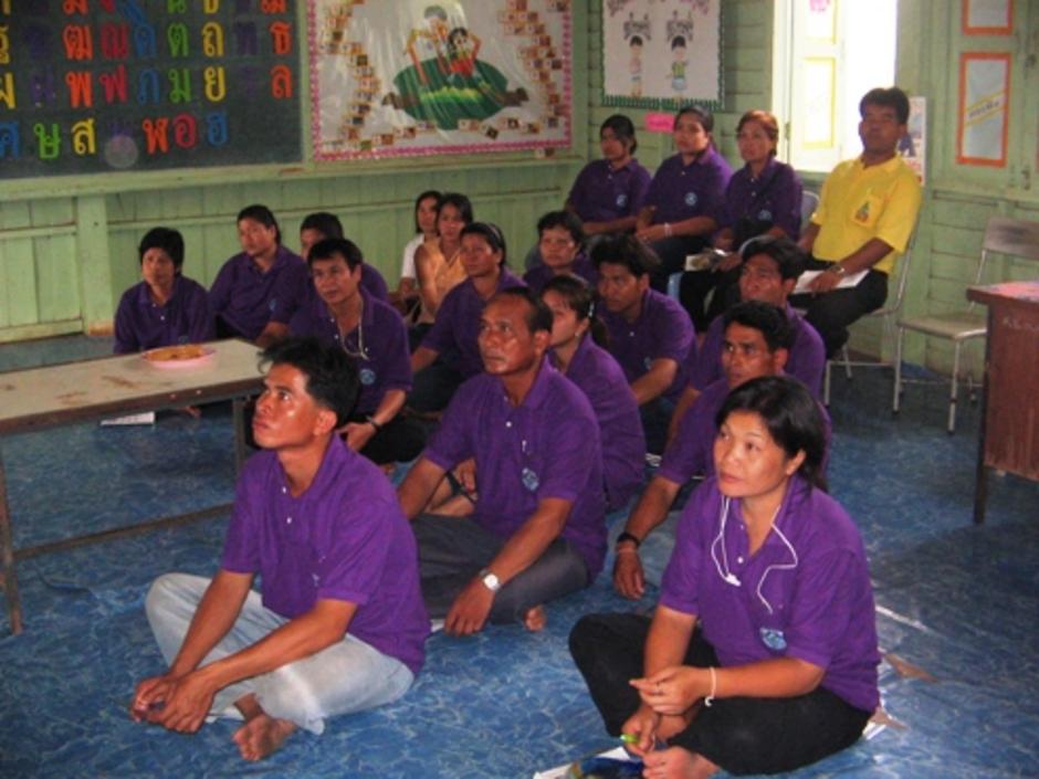 อสม.และท่านหัวหน้าสอ.มาดู VCD การแก้ปัยหาสารพิษที่พิจิตร