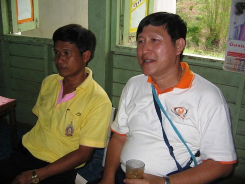 beeman+ผอ.อภิชาติ ภักดีสาร ชม VCD ครูสมพร