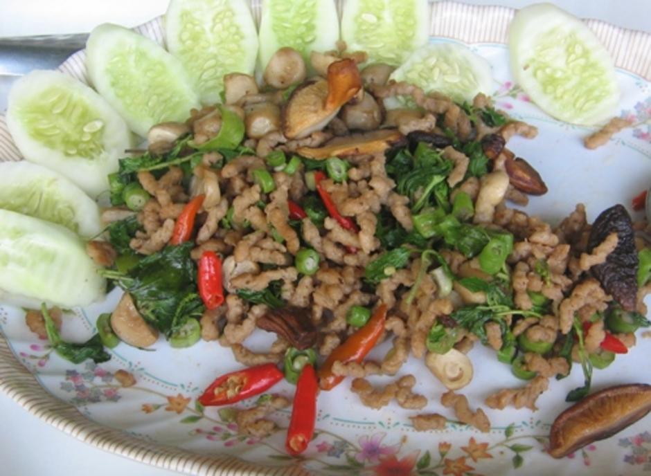 ผัดกระเพราเห็ดหอมโปรตีนเกษตรตัวหนอน