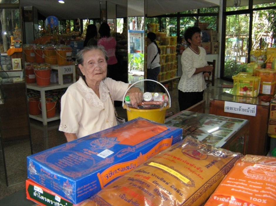 แม่ซื้อชุดสังฆทานซึ่งเขามีบริการที่วัด สังเกตว่าแม่ดูจะมีความสุขที่ได้มาทำบุญ