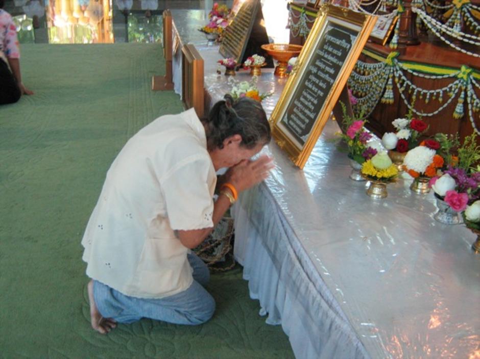 แม่กำลังบูชา พระบรมสารีริกธาตุ