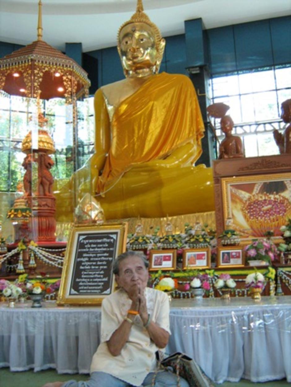 แม่ถ่ายภาพกับพระประธาน เป็นที่ระลึก