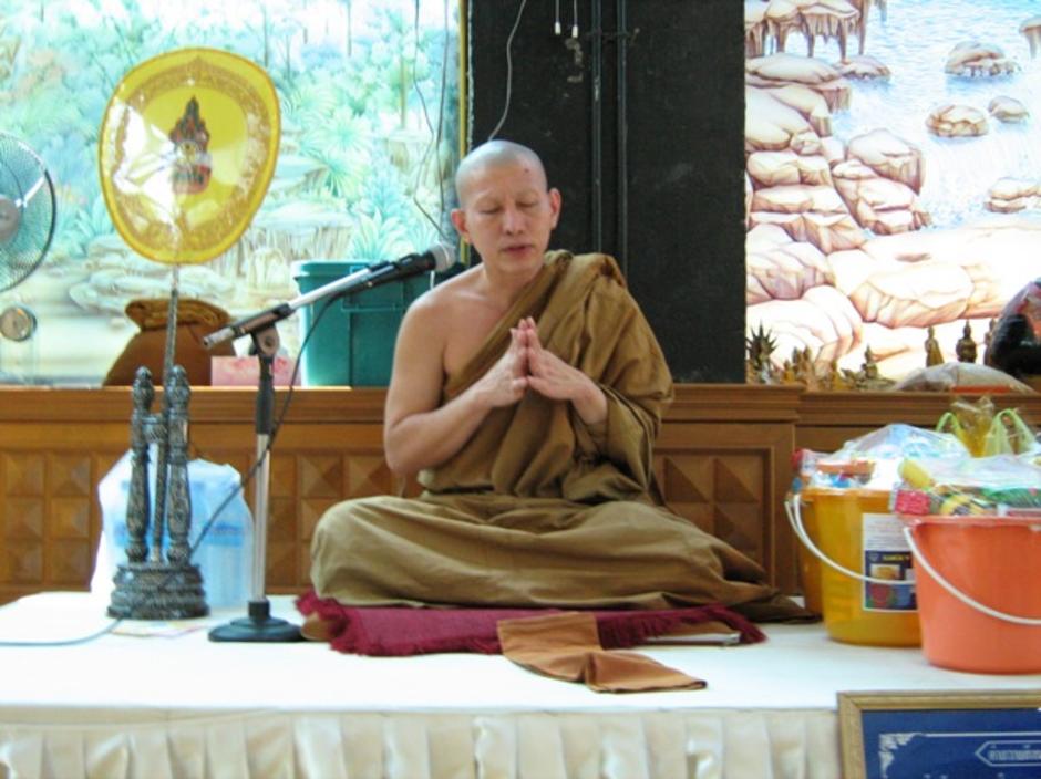 พระอาจารย์ที่คอยรับสังฆทาน