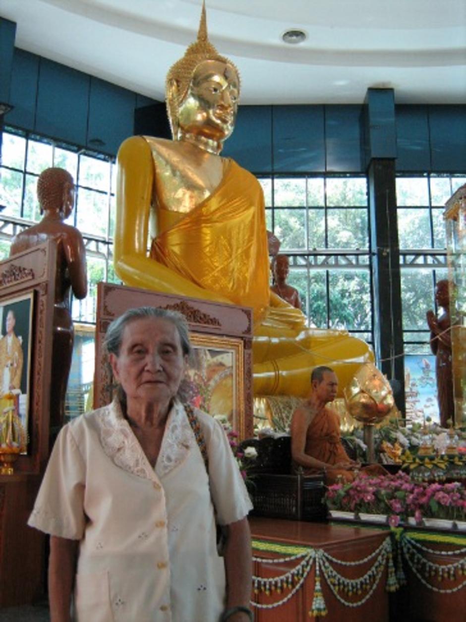 แม่ถ่ายภาพกับพระประธานฯ