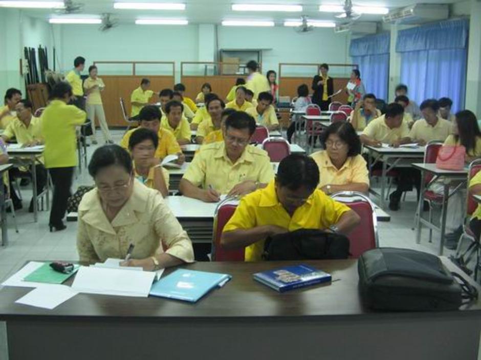 สังเกตการจัดโต๊ะเป็นห้องประชุม ซึ่งเป็นอุปสรรคต่อการ Learning อย่างมาก