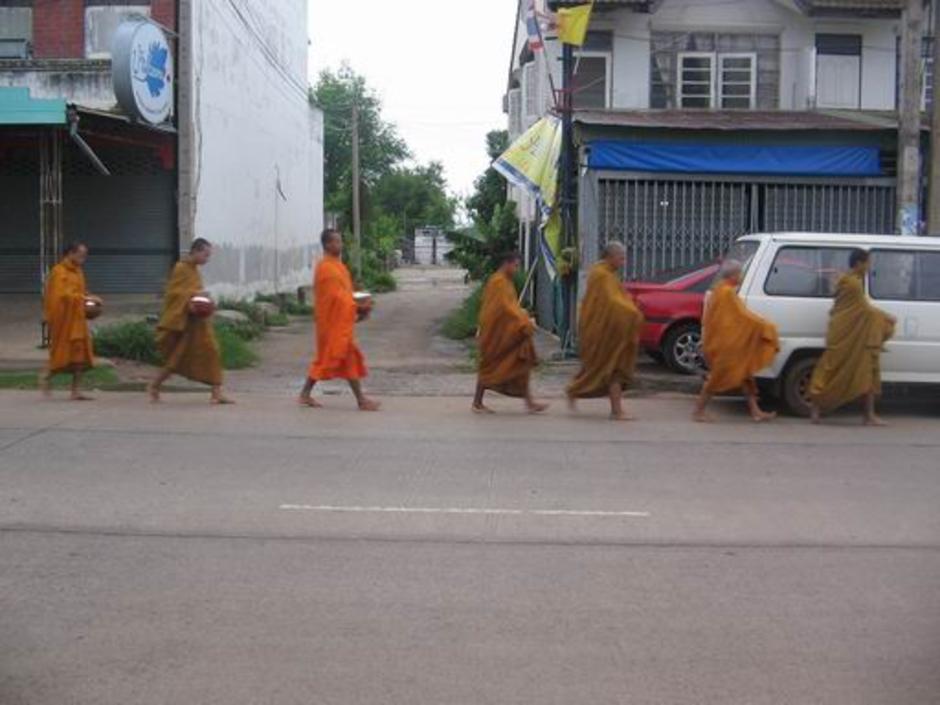 ภาพของพระออกบิณฑบาตรยามเช้า