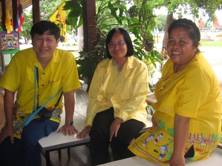 คุณครู ๒ ท่าน ที่เป็นเจ้าของเรื่องเล่า ถ่ายภาพเป็นที่ระลึกกับ beeman