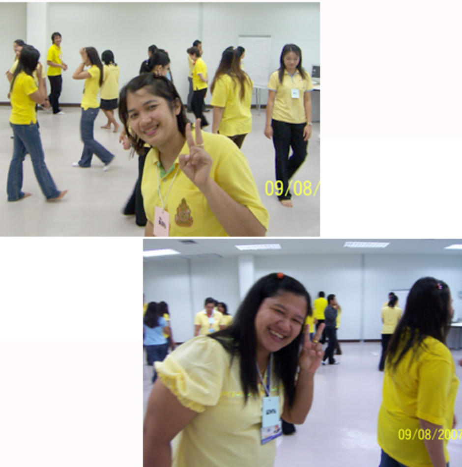 เดินไปรอบๆโดยไม่ต้องสบตาใครแต่มีบางคนยิ้มให้กล้องชูสองนิ้วอยู่ 