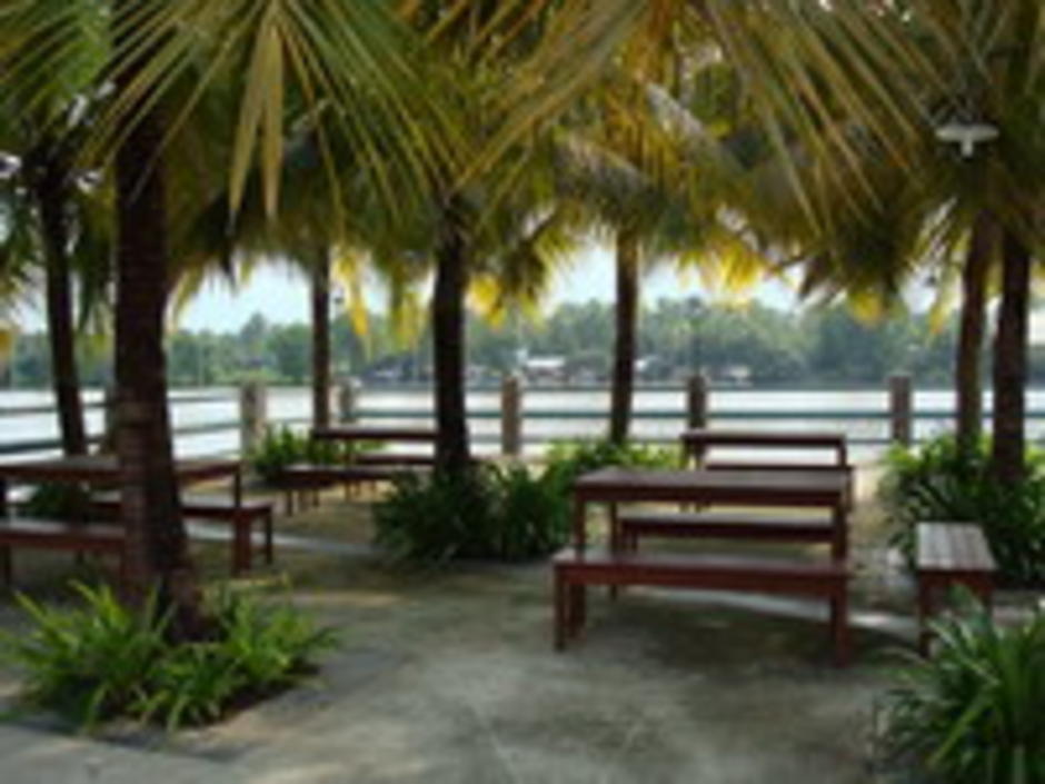 ที่นั่งริมน้ำ
