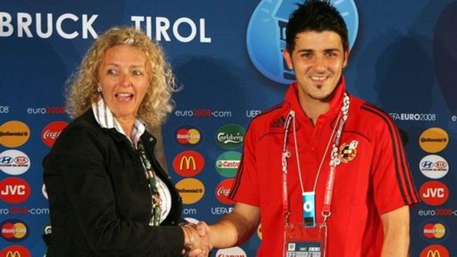 ภาพนี้ David Villa รับรางวัล Man of the Match