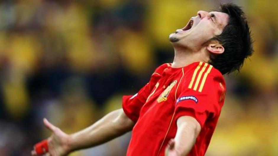 ภาพนี้ David Villa แสดงอาการภูมิใจ ที่ตัวเองยิงลูกในช่วงทดเวลาเจ็บ ทำให้สเปนชนะสวีเดน ๒-๑