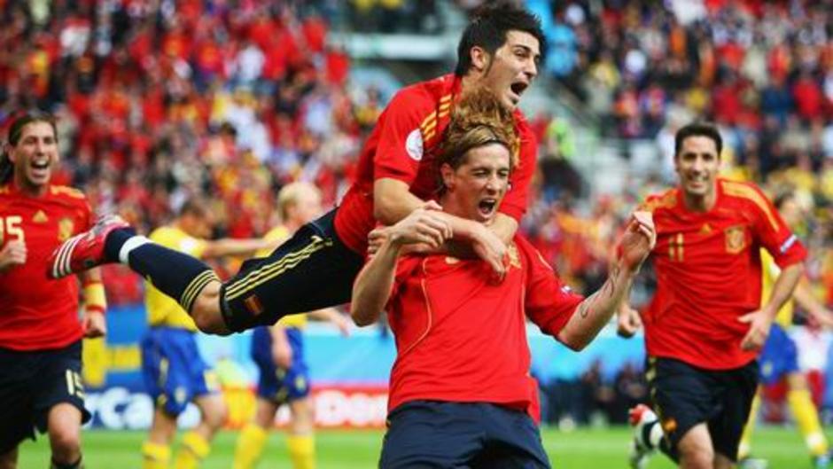 ภาพนี้ David Villa มาแสดงความยินดีที่ Torres ยิงลูกแรกให้สเปนนำ