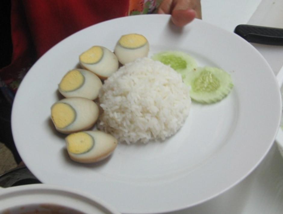 ข้าวไข่แดงยังไม่ราดน้ำ