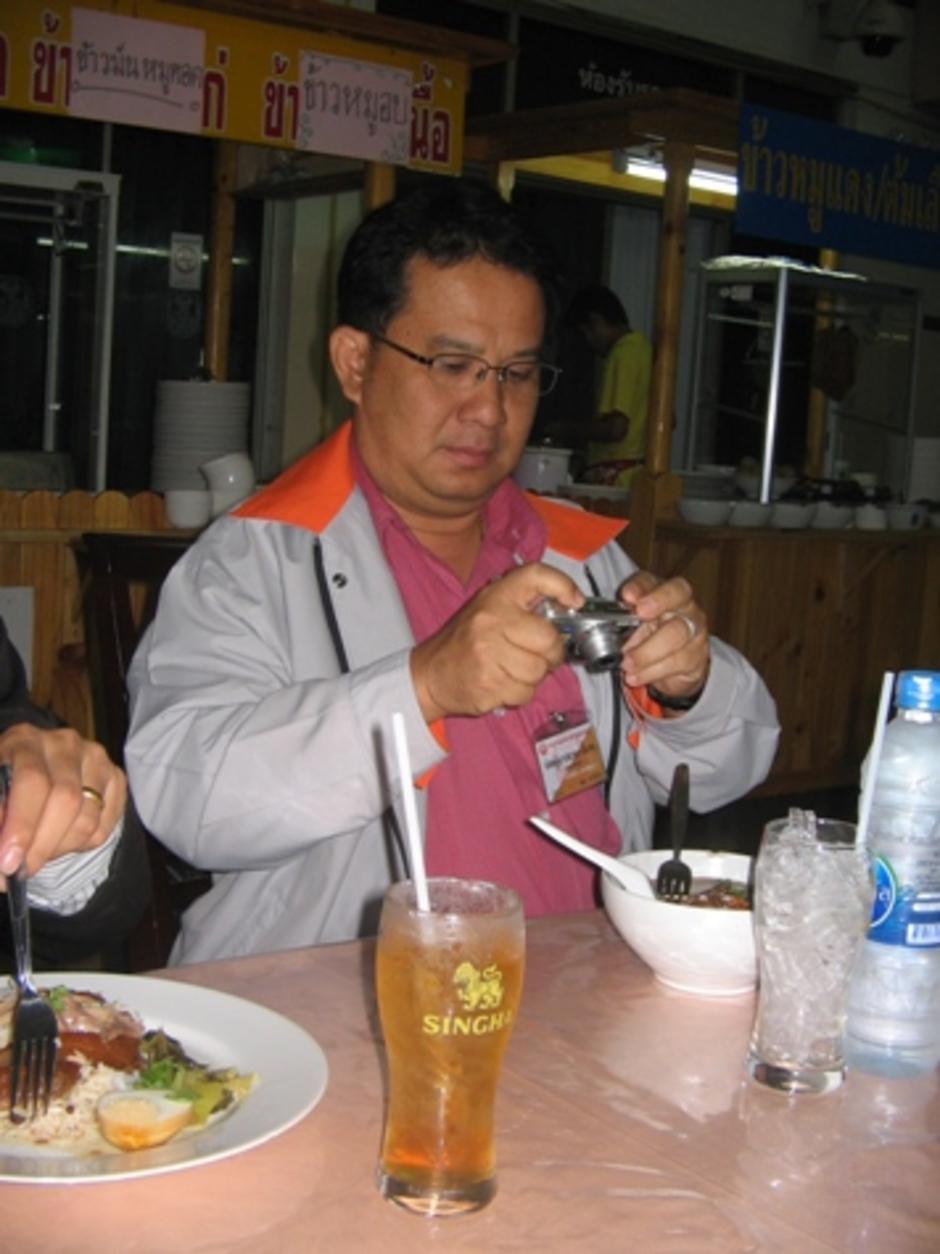 ดร.จิรวัฒน์ กำลังถ่ายภาพก๋วยเตี๋ยวของแก