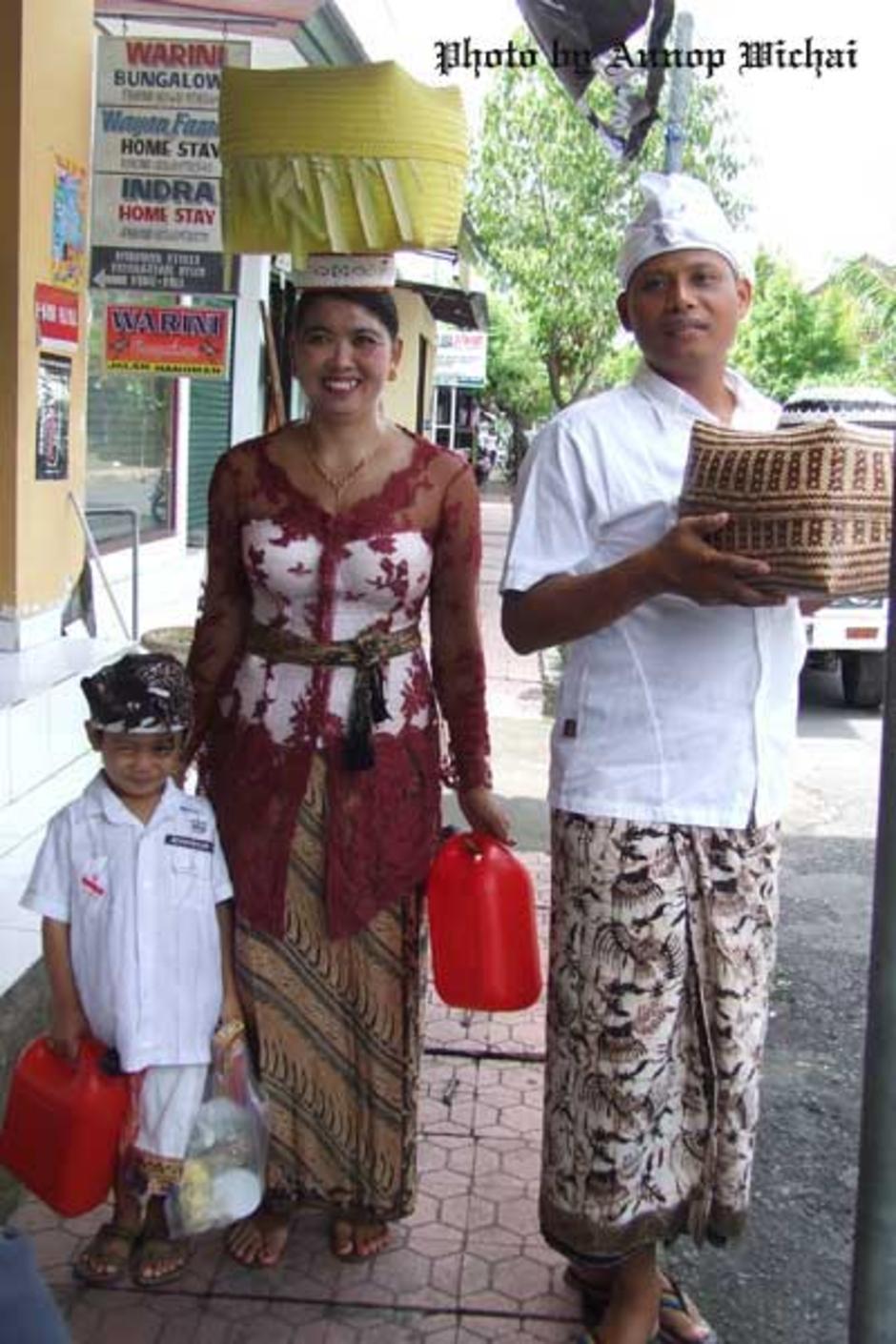 เจ้าของเกสท์เฮาส์ แต่งตัวพื้นเมืองไปวัดตอนเช้า