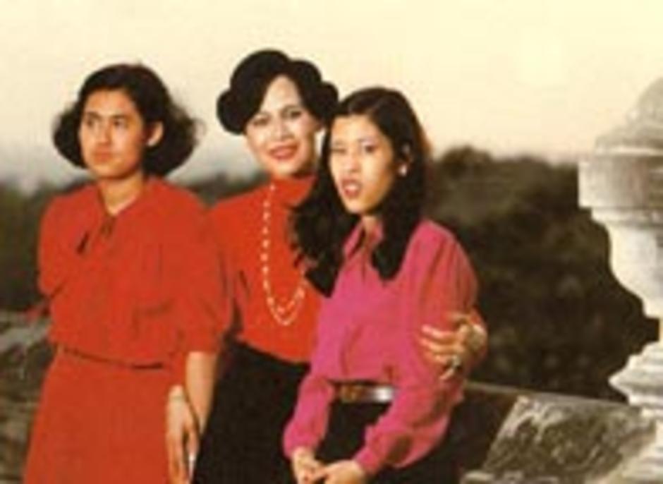 พระราชประวัติ พระราชินี สมเด็จพระนางเจ้าสิริกิติ์ พระบรมราชินีนาถ ชม ภาพพระราชินี รูปพระราชินี อ่าน กลอนพระราชินี ติดตาม พระบรมราโชวาท พระราชดำรัส โครงการพระราชดำริ และ พระราชกรณียกิจ ของ พระราชินี