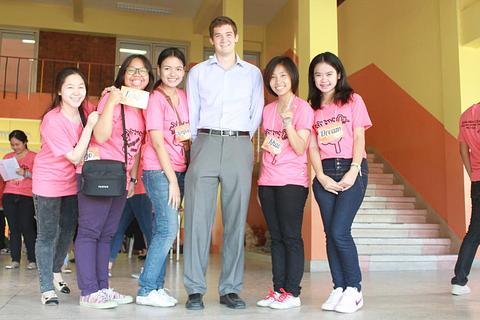 ภาพการเข้าค่ายภาษาต่างประเทศเป็นการฝึกทักษะการฟังในชีวิตประจำวันเพราะพบป่ะ กับคุณครูชาวต่างประเทศ