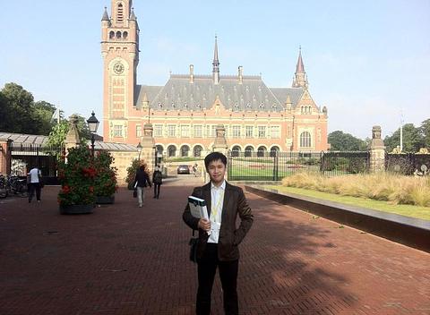 ด้านหน้าอาคาร Peace Palace และที่เรียนของฉัน