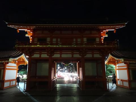 ศาลเจ้ายะสะกะ（「八坂神社」やさかじんじゃ）หน้าถนนชิโจ เกียวโต