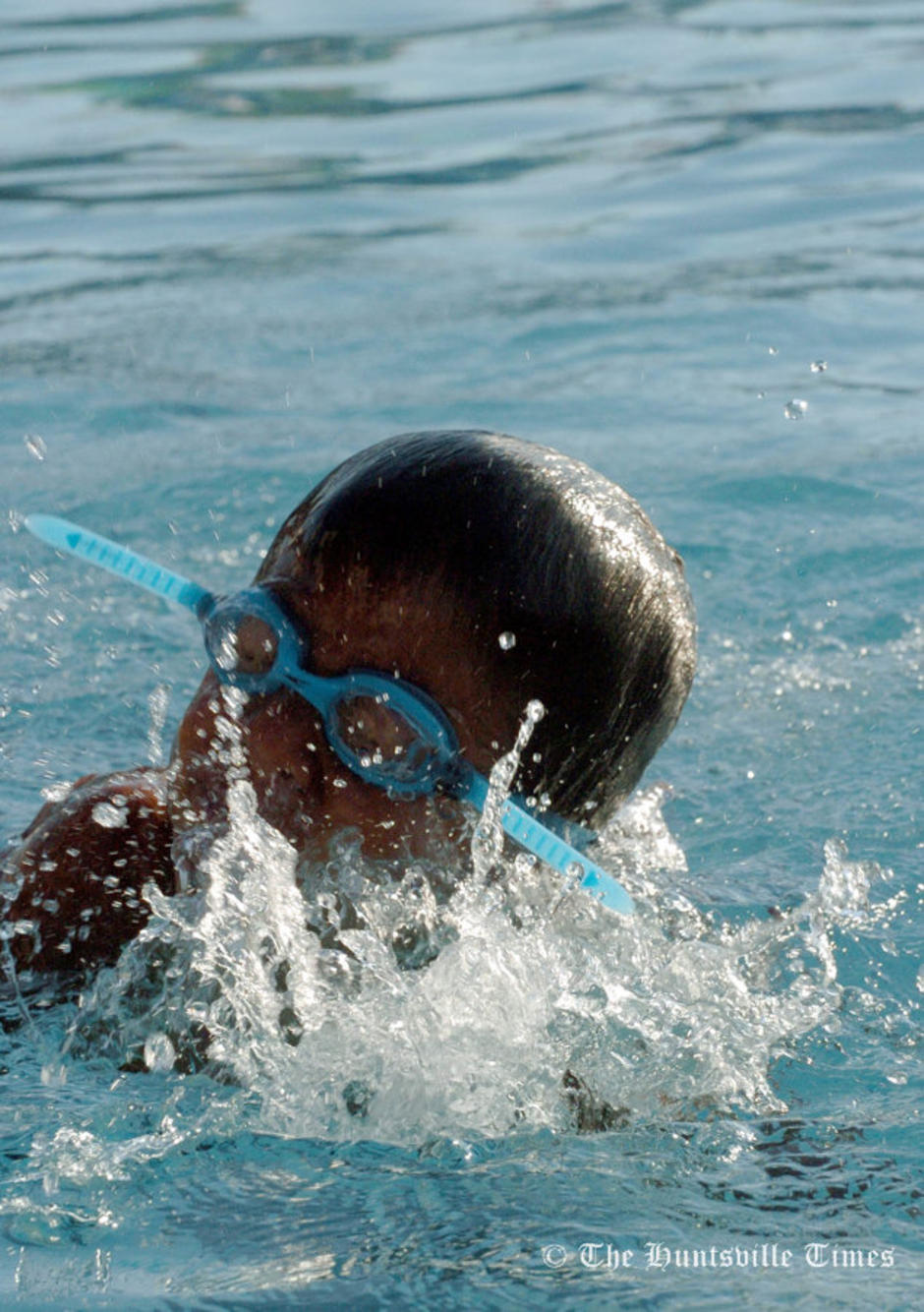 He swims well. Пловец без рук. Плавание без рук и ног. Фотография мальчика плавца.