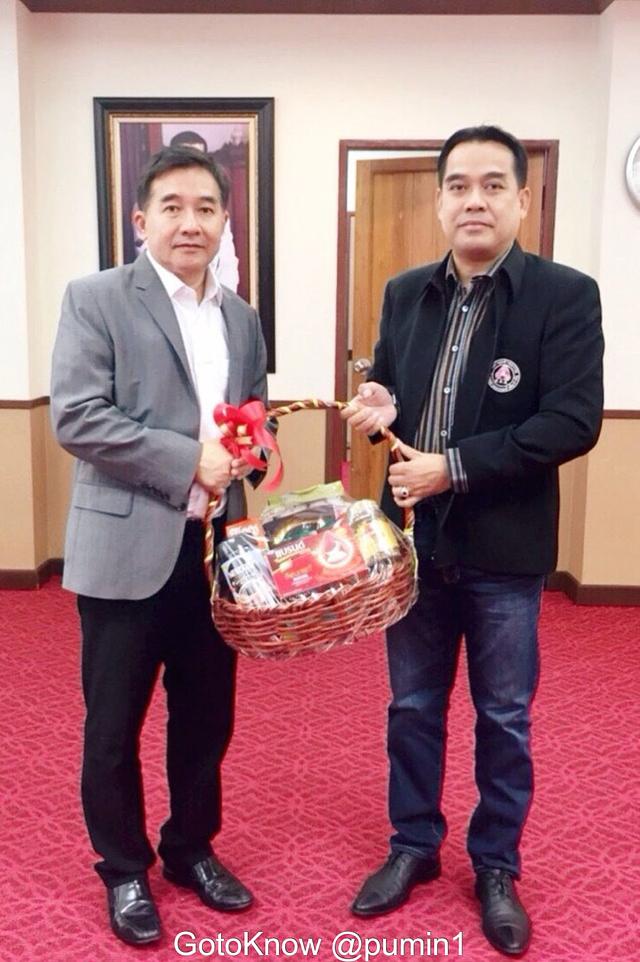 ท่านภูมินทร์ วรปัญญา อดีตที่ปรึกษารัฐมนตรีช่วยมหาดไทย แสดงความยินดี กับท่าน พ.ต.ท.ม.ล.กิติบดี ประวิตร