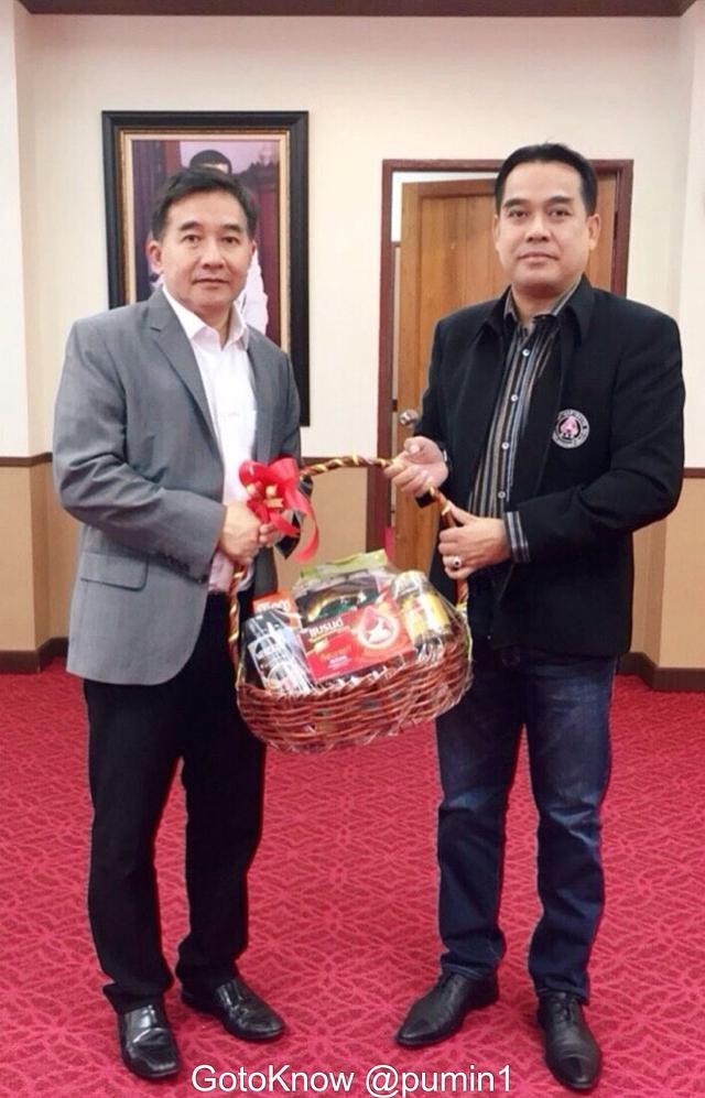 ท่านภูมินทร์ วรปัญญา อดีตที่ปรึกษารัฐมนตรีช่วยมหาดไทย แสดงความยินดี กับท่าน พ.ต.ท.ม.ล.กิติบดี ประวิตร