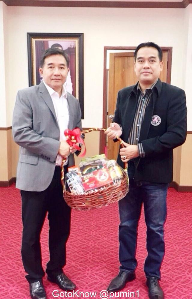 ท่านภูมินทร์ วรปัญญา อดีตที่ปรึกษารัฐมนตรีช่วยมหาดไทย แสดงความยินดี กับท่าน พ.ต.ท.ม.ล.กิติบดี ประวิตร